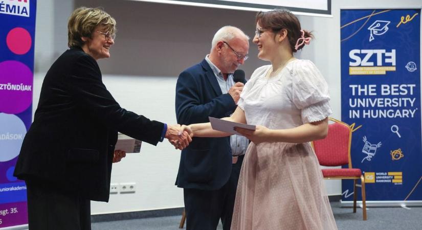 Karikó Katalin adta át díjaikat a fiataloknak - GALÉRIA
