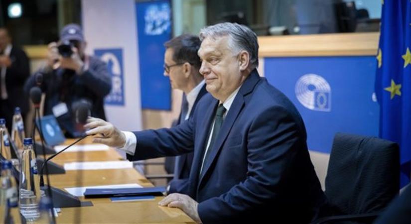 Orbán Viktor: mindenkinek az uniós határokon kívül kell maradnia, amíg menekültügyi kérelmét elbírálják