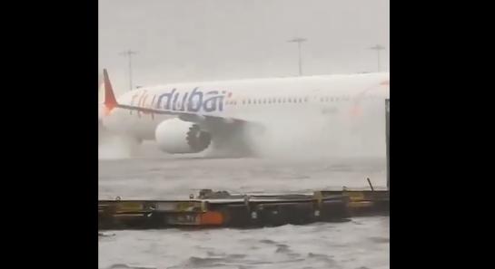 A reptéren áll a víz, az utak is beomlanak: óriási vihar tombol Dubajban – videók