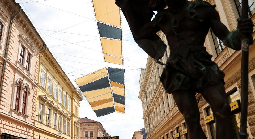 Elkezdték a napvitorlák felszerelését Szegeden, a Kárász utcán
