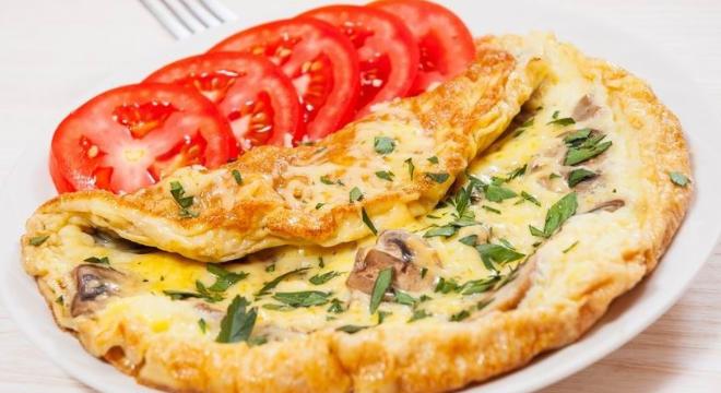 Sajtos-gombás omlett, tavaszra és zöldre hangolva