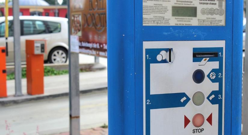 Így változnak a parkolási díjak a Balatonnál