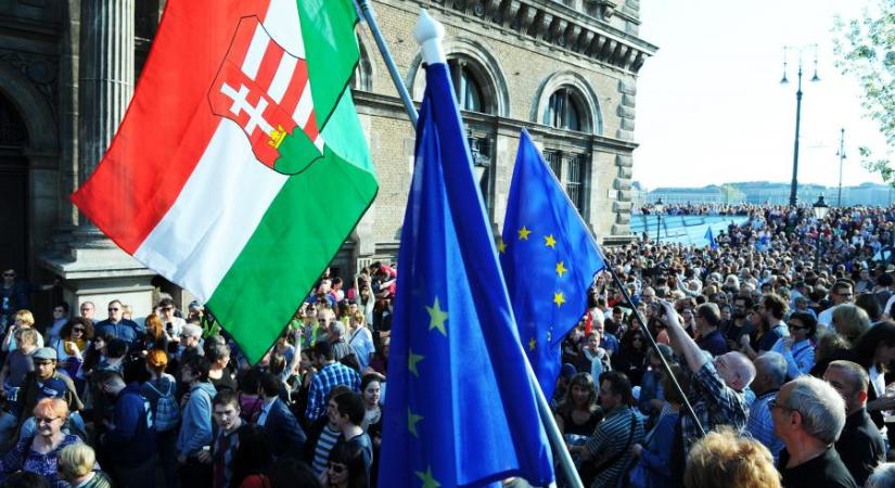 Eurobarométer: A magyarok nagy többsége szerint előnyös az EU-tagság, szinte minden kérdésben az európai fősodorral tartanak