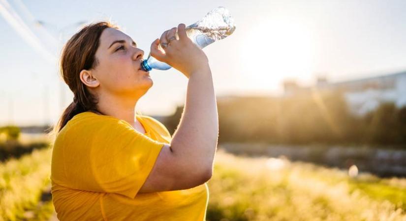 Tényleg segít napi 2 liter víz a fogyásban? A kutatások szerint ennyit kellene inni