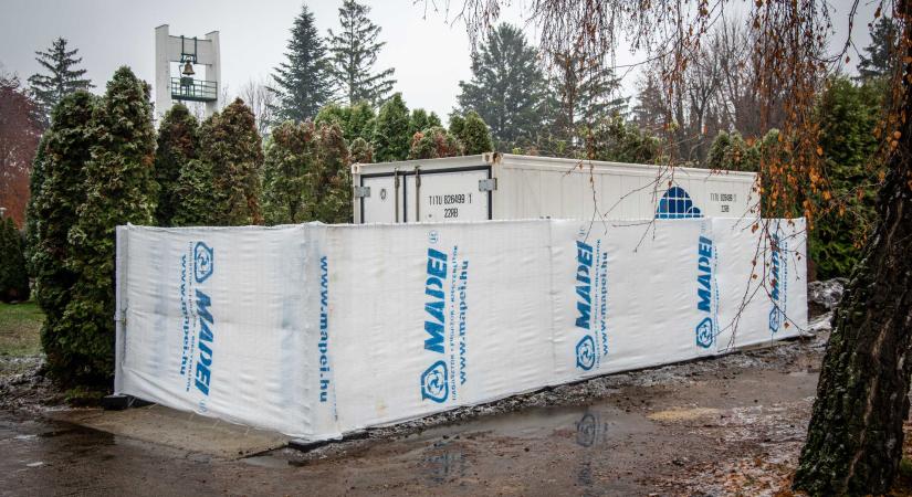Sok a halott Szombathelyen – Új hűtőkonténer került a Jáki úti temetőbe