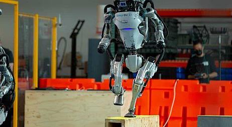 Leállítja emberszabású robotja, az Atlas fejlesztését a Boston Dynamics