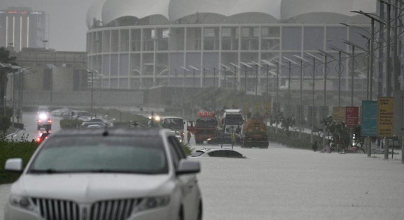 Szokatlan özönvíz: már 18 halálos áldozata van a heves esőzéseknek Ománban