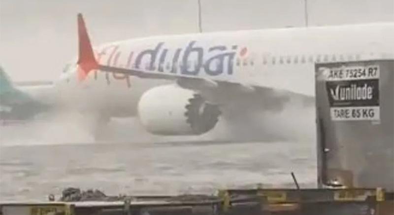 Annyi eső esett egy nap alatt, hogy szinte vízen úsztak az utasszállítók a dubaji reptéren