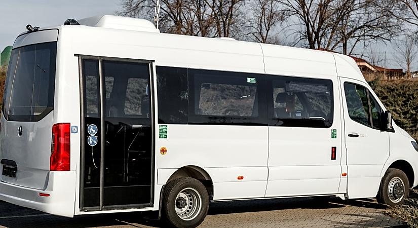 Praktikus minibuszt tesztel a Volánbusz Hajdúszoboszlón
