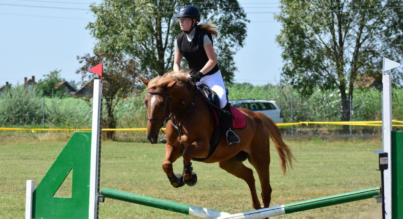 Szabadidős lovas versenyt rendeznek Jászkarajenőn