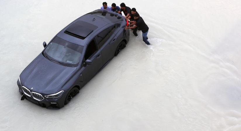 Ilyet még nem látott, árvíz Dubajban: apokaliptikus a helyzet, rengetegen ragadtak a reptéren – hihetetlen felvételek