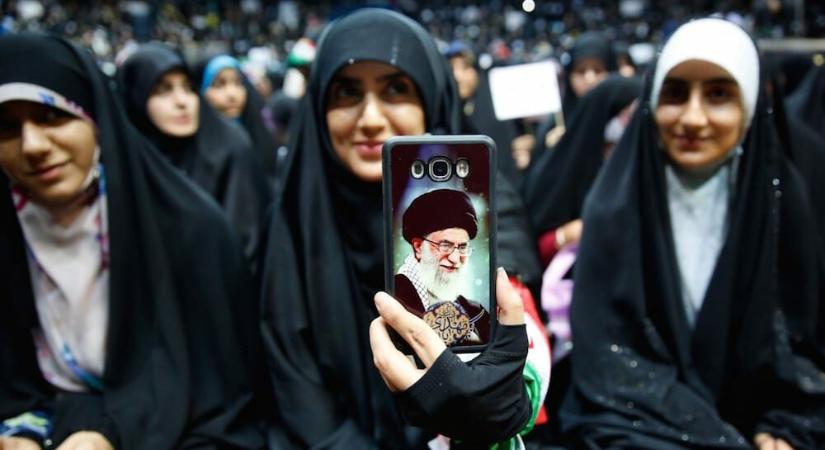 Zuhanórepülésbe kezdett Irán gazdasága az Izrael elleni sikertelen támadás után