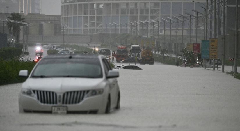Pánik Dubajban, menekülnek az árvíz elől az emberek, megtelt a reptér
