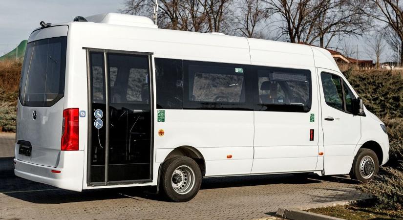 Ezzel a hófehér minibusszal is találkozhatnak nemsokára a szoboszlói utasok – fotókkal