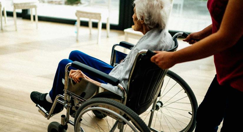 Több ezer idős és beteg gondozását támogatja a háromszéki önkormányzat