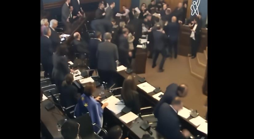 Bunyó a parlamentben: egy törvény miatt tört ki a verekedés (VIDEÓ)