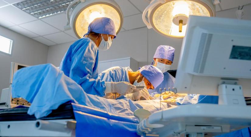 Különleges koponyasebészeti műtéteket végeznek el a daganatos betegeken egy hazai egyetemen