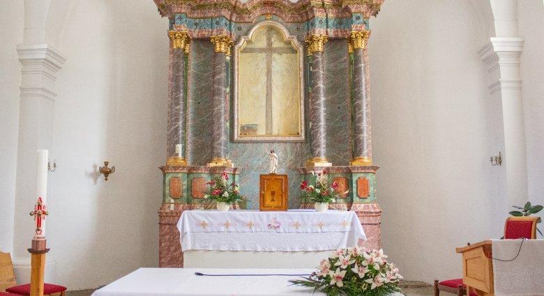 Restaurálták a Szent Kereszt templom oltárát, visszaköszön a 18. századi színvilág