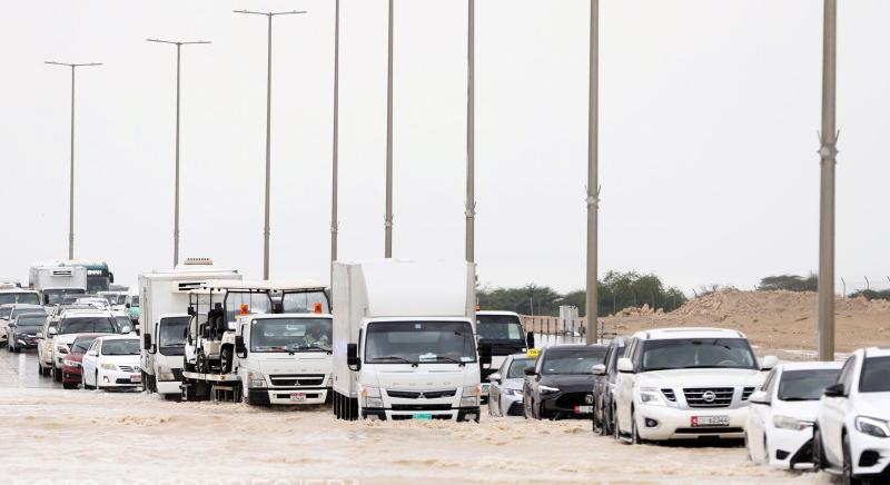 Katasztrófaállapot urakoldik Ománban és az Egyesült Arab Emírségekben az özönvízszerű áradások miatt