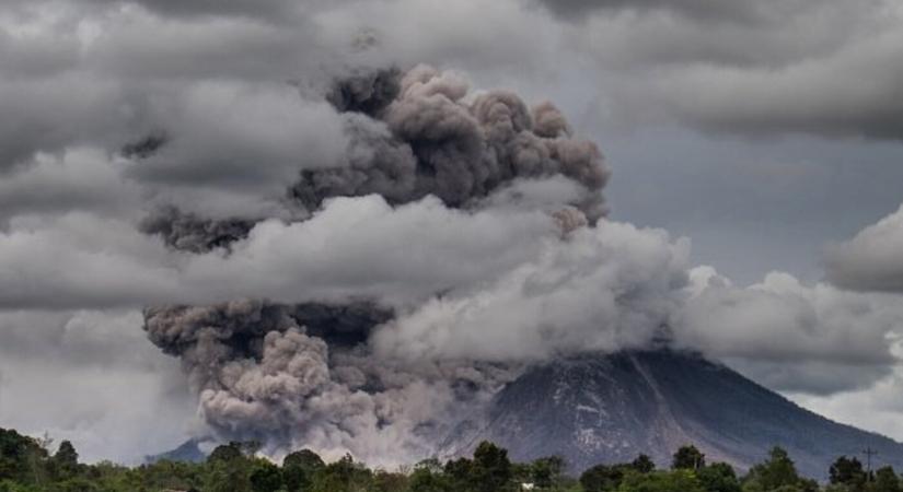 Több száz embert evakuálnak vulkánkitörés veszélye miatt Indonéziában