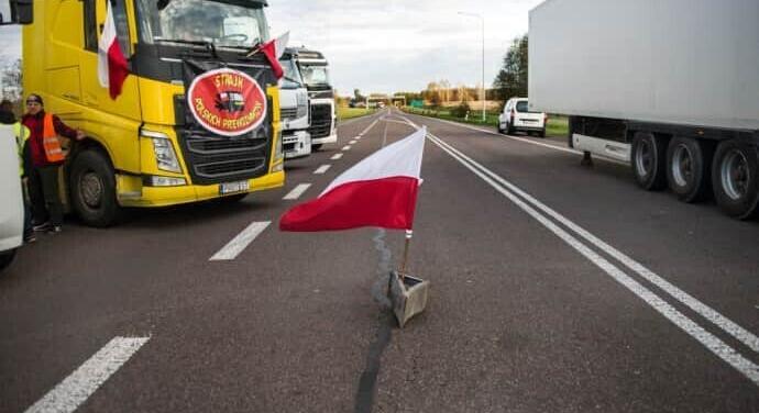 A lengyel gazdák egy nap alatt három ellenőrző ponton egyetlen kamiont sem engedtek át