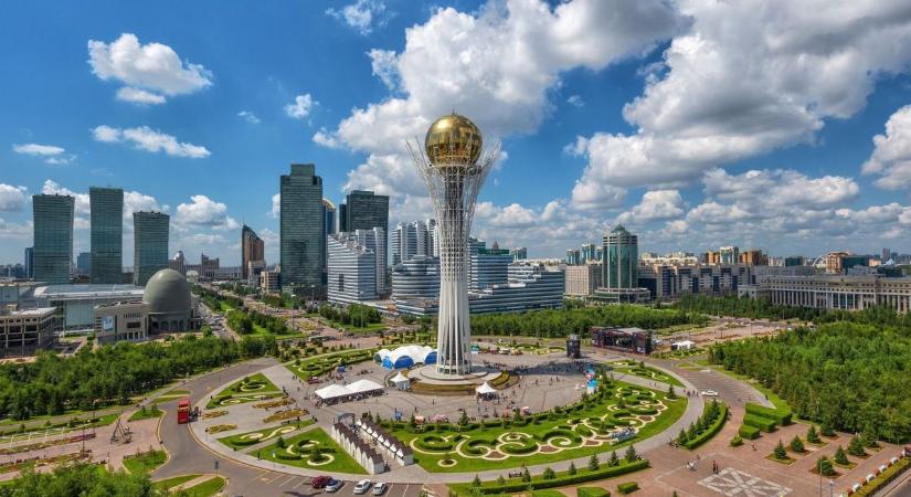A különleges formájú, 105 méter magas kilátó a kazah fővárosban