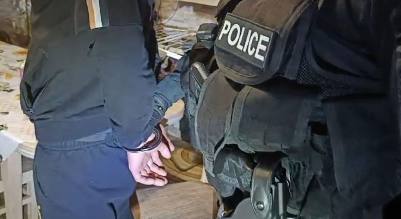 Ügyészek is érkeztek Jászapátira, amikor kilenc helyszínen csaptak le a rendőrök – videóval