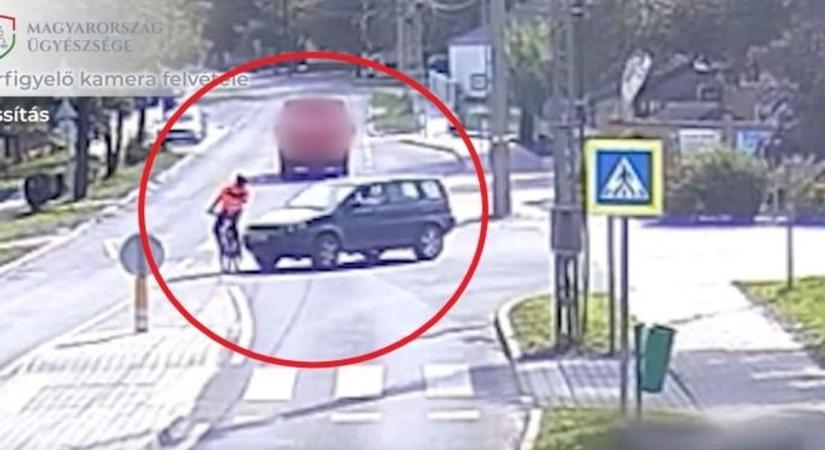 Biciklist gázolt az autó sofőrje: egy furgon miatt nem vette észre a kétkerekűt