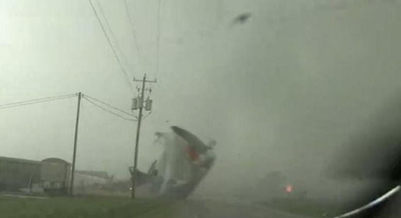 Megrázó felvétel: hajszálon múlt egy viharvadász élete Iowa államban - videó