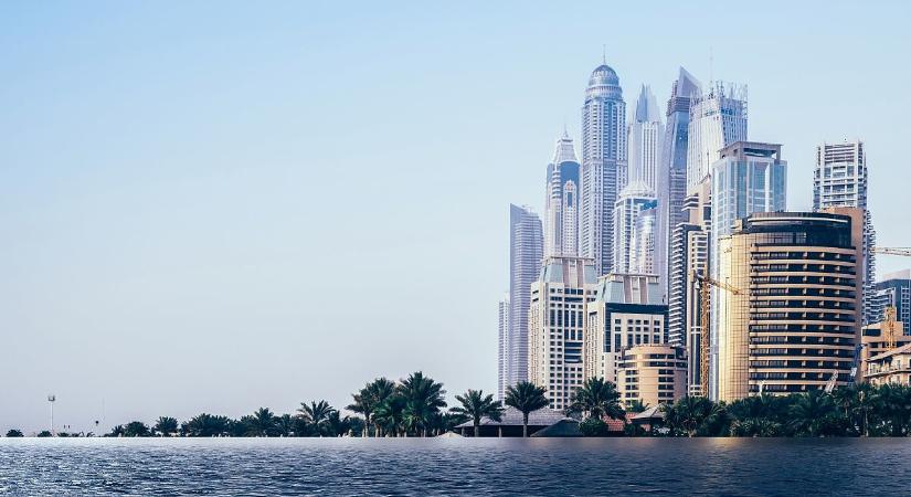 Monszuneső zúdult Dubajra, megbénította az életet