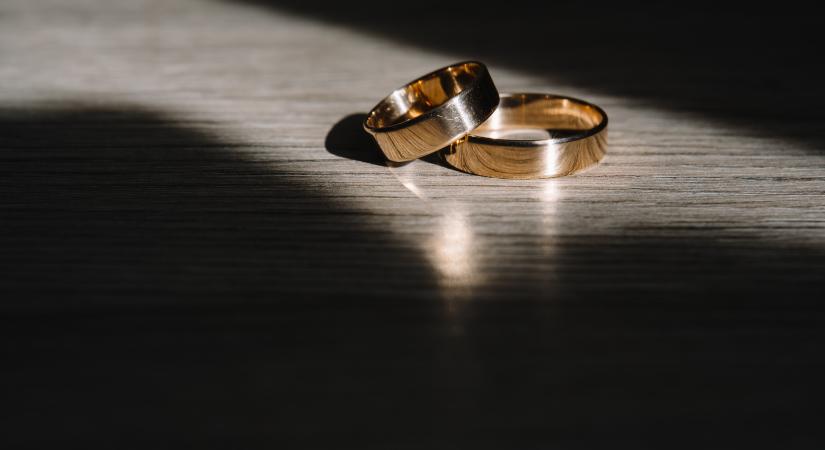 Jövőre házastársi jogokkal rendelkezhetnek az azonos nemű párok Csehországban