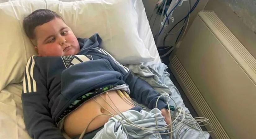 „Elkezdett kissé ügyetlennek tűnni” – Ritka tumor ellen harcol egy 8 éves bátor fiú