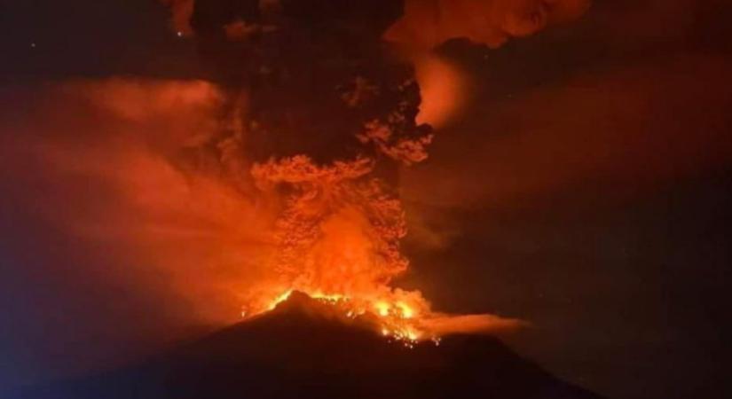 Forró hamut és lávát lövellt a levegőbe egy indonéz vulkán, a sziget szinte teljes lakosságát evakuálni kellett