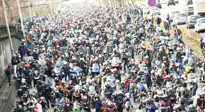 Negyvenezren tüntettek a szigorítás ellen - Utcára vonultak a francia motorosok
