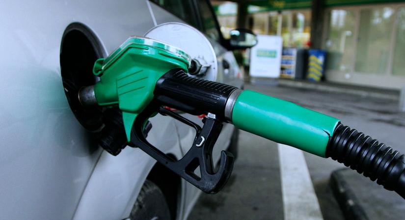 A benzin és a gázolaj áfájának és jövedéki adójának csökkentését javasolja az SaS