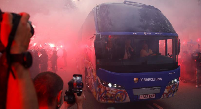 A Barcelona szurkolói véletlenül a saját csapatbuszukat dobálták meg – videó!