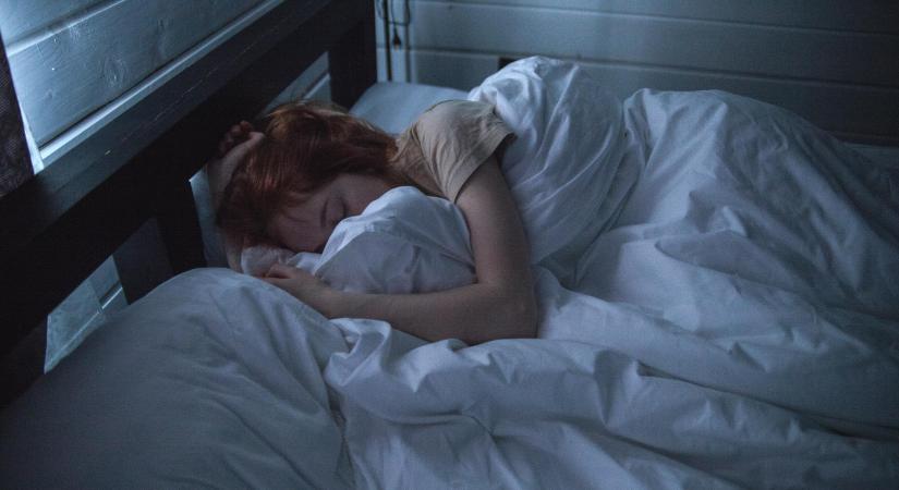 Megfejették az alváskutatók: ezért ébredünk fel olyan sokszor hajnali 2 és 3 óra között