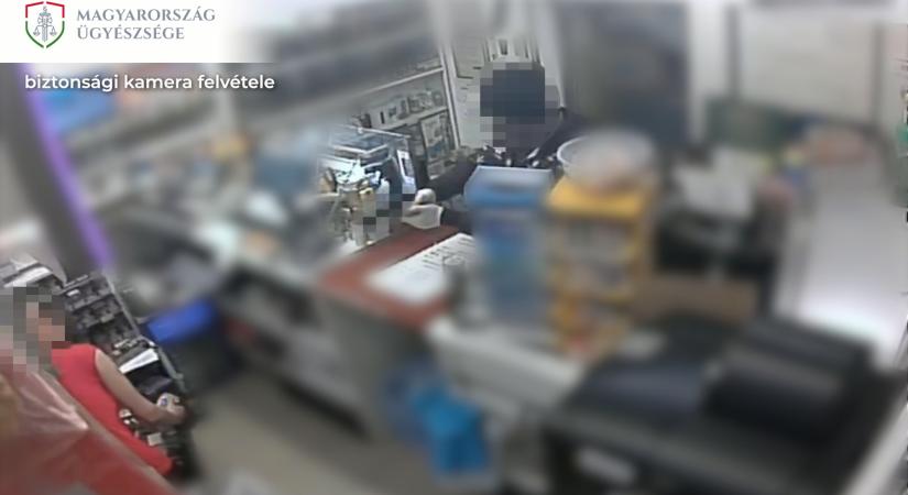 Maszkos-pisztolyos rabló rontott be a trafikba – videó