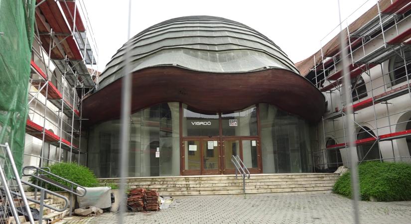 Szigetváron a kivitelező csődje miatt leállt a Vigadó felújítása  videó