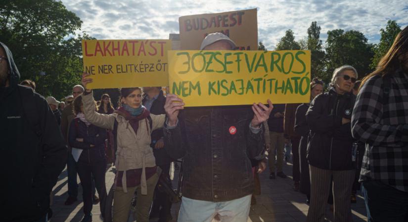 Pikó Andrásék tüntettek a Ludovika téren