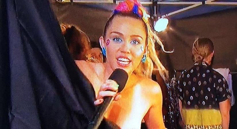 Miley Cyrust brutálisan összeverték egy női vécében