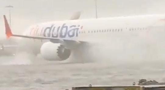 Teljes a káosz Dubajban, utak omlanak be, a repülőtéren úsznak a gépek – videók