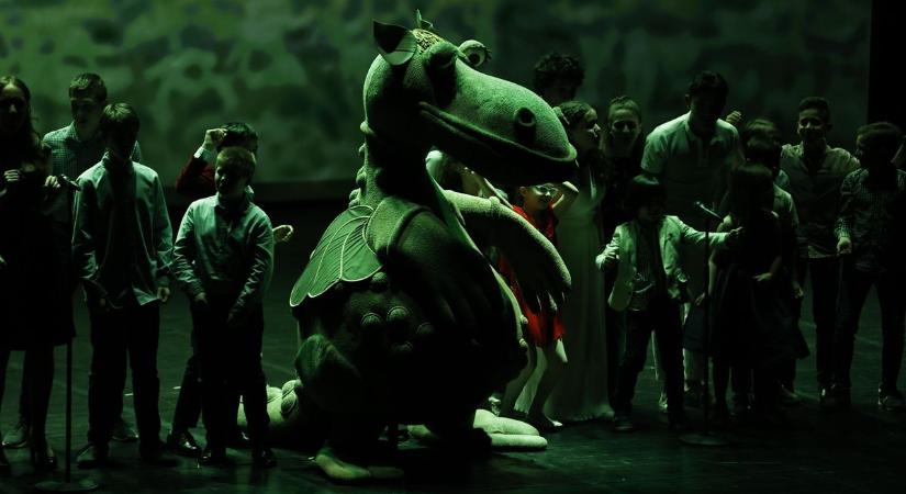Süsü, a sárkány – így köszöntötték a gyerekszínészek Bodrogi Gyulát  exkluzív videó