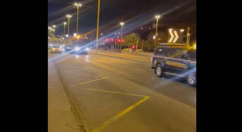 Harckocsik miatt állították le a forgalmat Budapest egyes részein az este: hatalmas szirénázás után hangosbemondón közölték a közlekedőkkel - videó
