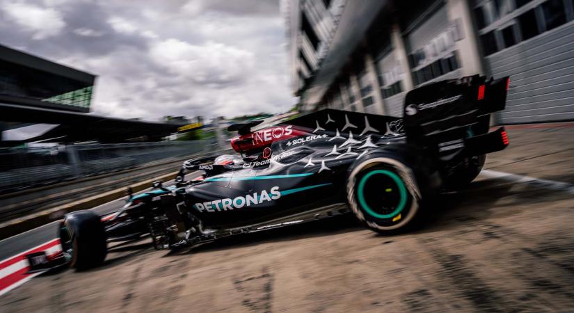 A Mercedes F1-esével tesztelt a Hamilton ülésére pályázó 17 éves tehetség