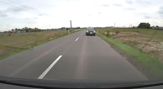 Erre nem lehet számítani: egyszer csak áthajtott a kamerás autó sávjába egy Suzuki - videó
