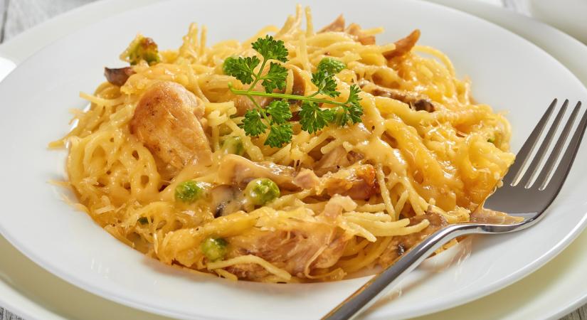 Krémes spagetti sütőben összesütve: csirke és zöldségek gazdagítják