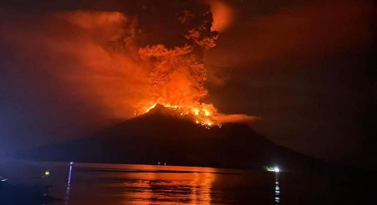 A legmagasabb készültségben Indonézia, bámulatos fotókon a vulkánkitörés
