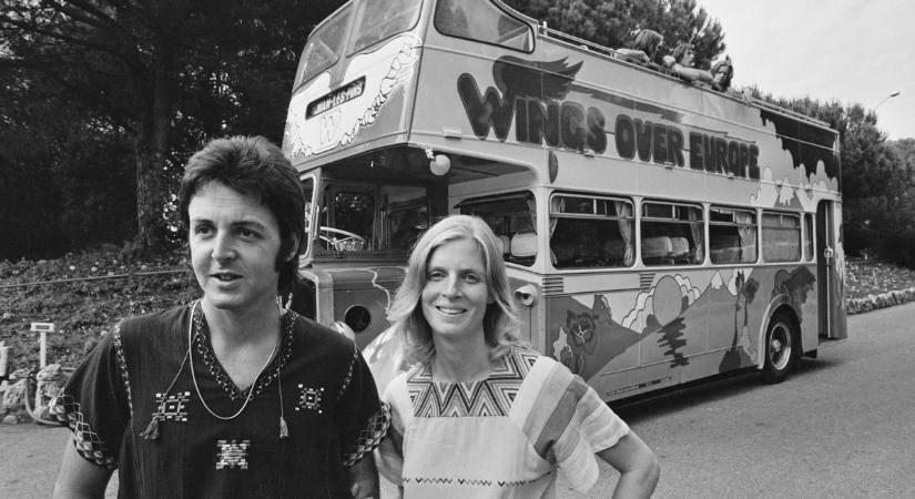 Elárverezik Paul McCartney pszichedelikus festésű emeletes turnébuszát – fotók
