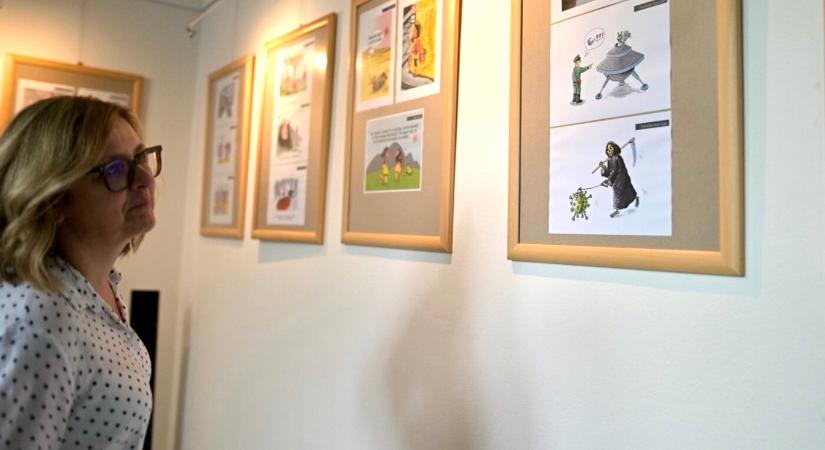 Karikatúrakiállítás nyílt Rozsnyón a könyvtárban